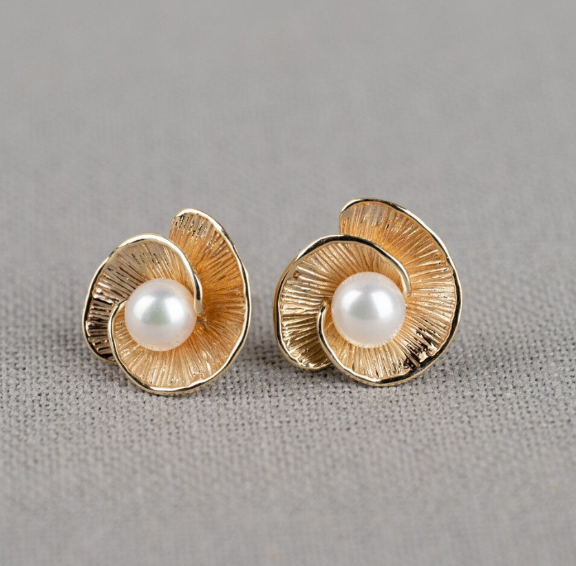 Oorbellen gemaakt van 14 karaat goud met een prachtige parel in het midden van het merk Jéh. Deze oorbellen stralen klasse uit op een subtiele manier. Combineer het met een klassiek collier en de look is af.